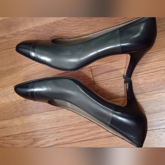 Salvatore Ferragamo black/dark gray leather almond toe pumps sz 10 - Picture 4 of 9